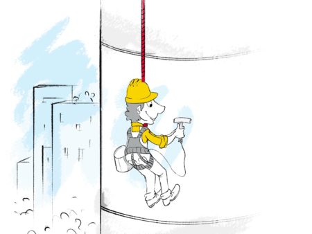 Operatore che pulisce una facciata in vetro lavorando in fune