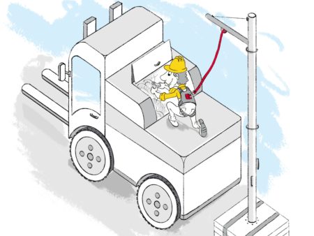 Operatore che fa manutenzione ad un macchinario collegato ad un dispositivo anticaduta