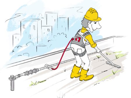 Operatore che fa manutenzione su un tetto verde collegato ad una linea vita