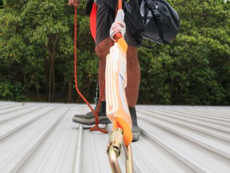 operatore collegato ad una linea vita