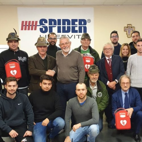 tre-nuovi-defibrillatori-donati-ad-anmic-e-alpini-Lineevita