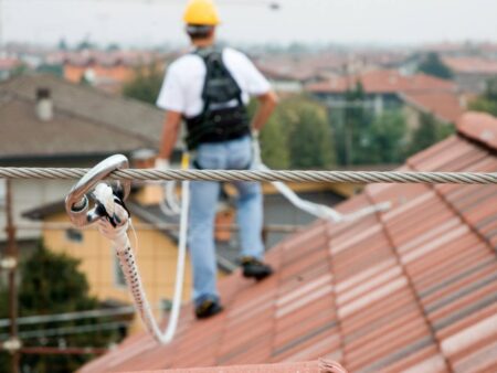 eleva-il-tuo-standard-professionale-diventa-un-installatore-certificato-di-linee-vita-conformemente-alla-normativa-uni-11900-Lineevita