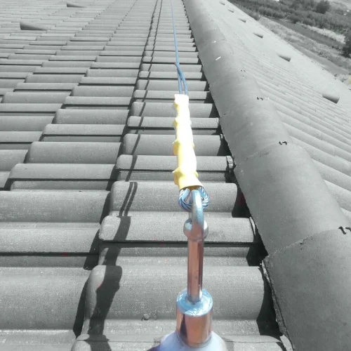 dach-mit-ziegeln-und-dachsteinen-Lineevita